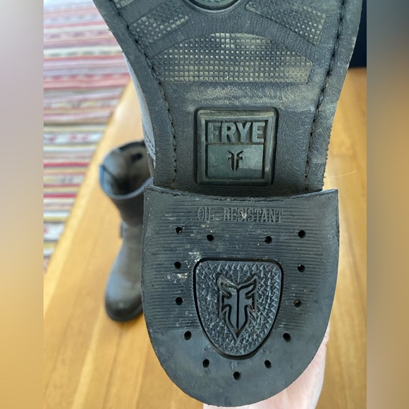 Frye Women’s Engineer 8R Leather Boots, Charcoal, size 7 - Picture 11 of 13